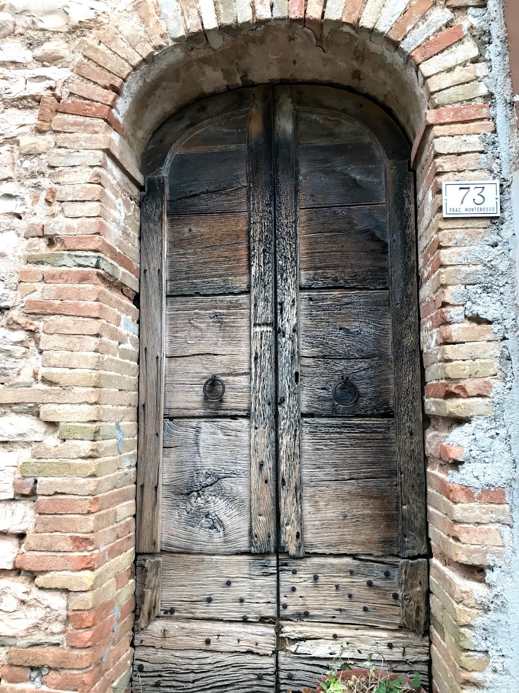 INGRESSO.STORICO.PRINCIPALE.DELLA.BADANA.MONTEROSSO.PAESE.ECOVILLAGGIO.MONTEROSSO